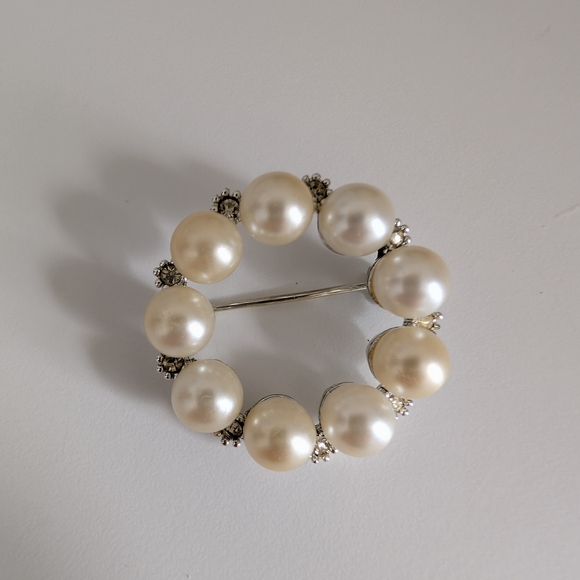 Elegant Pearl and Silver Brooch - Picture 2 of 3